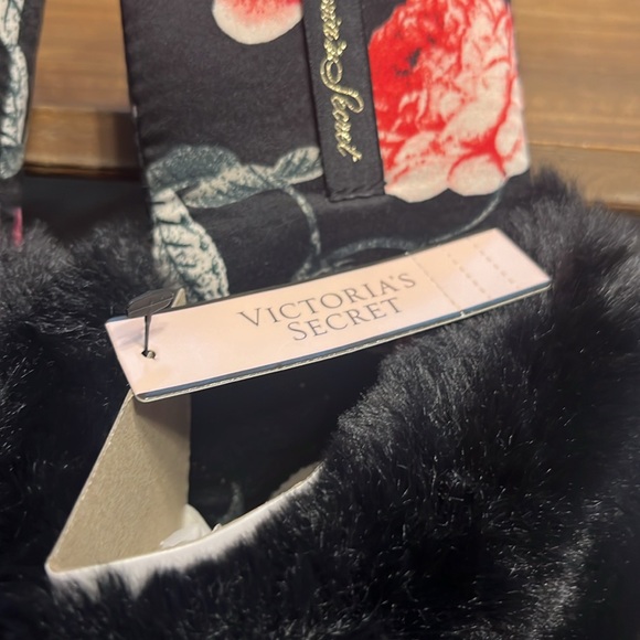 Brand new Victoria’s Secret slippers with bag - Picture 5 of 11